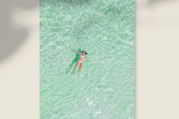 더 아트 시원한 여름 바다 풍경 물멍 사진 포스터 액자 종 Bikini Girl 위시버킷