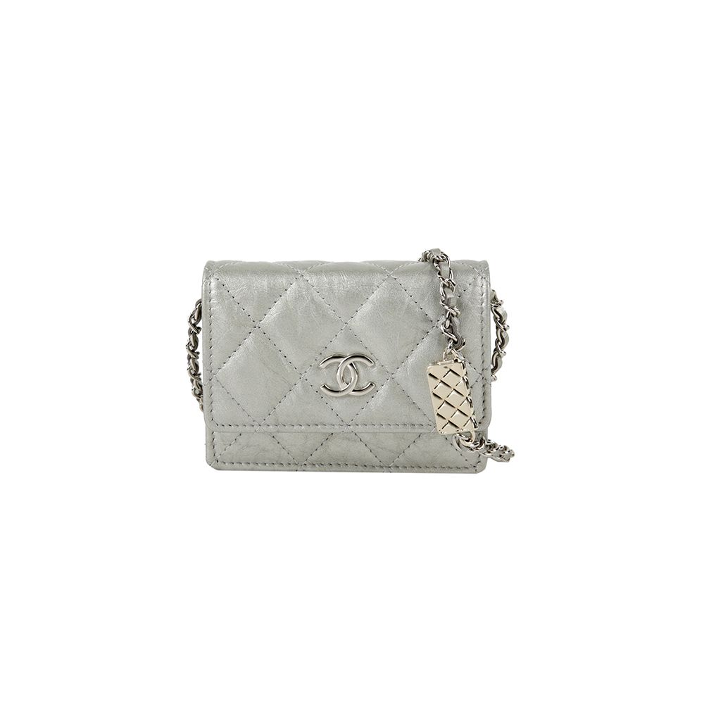 샤넬 중고 AP2444 실버 메탈릭 카프스킨 CC 로고 참 장식 체인 아코디언 카드 지갑 겸 크로스백 - 위시버킷
