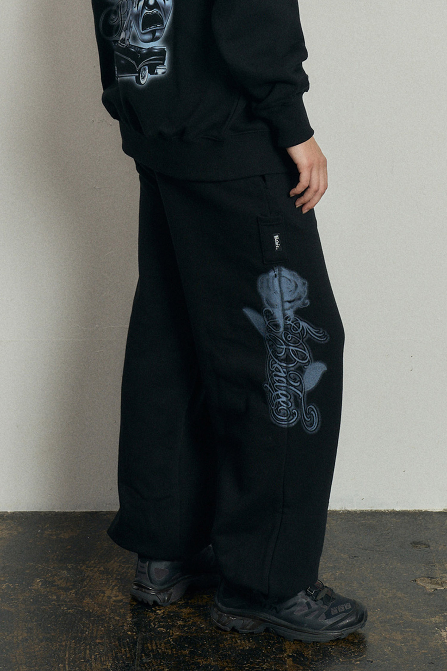 배디 CHICANO TATTOO FLEECE JOGGER PANTS BLACK - 위시버킷
