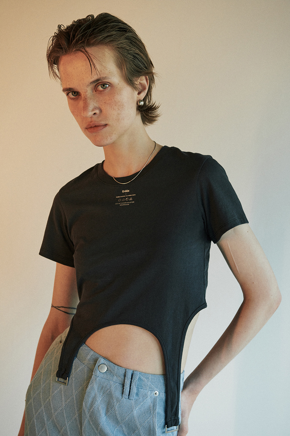CHARCOAL DAISIES RING TEE
