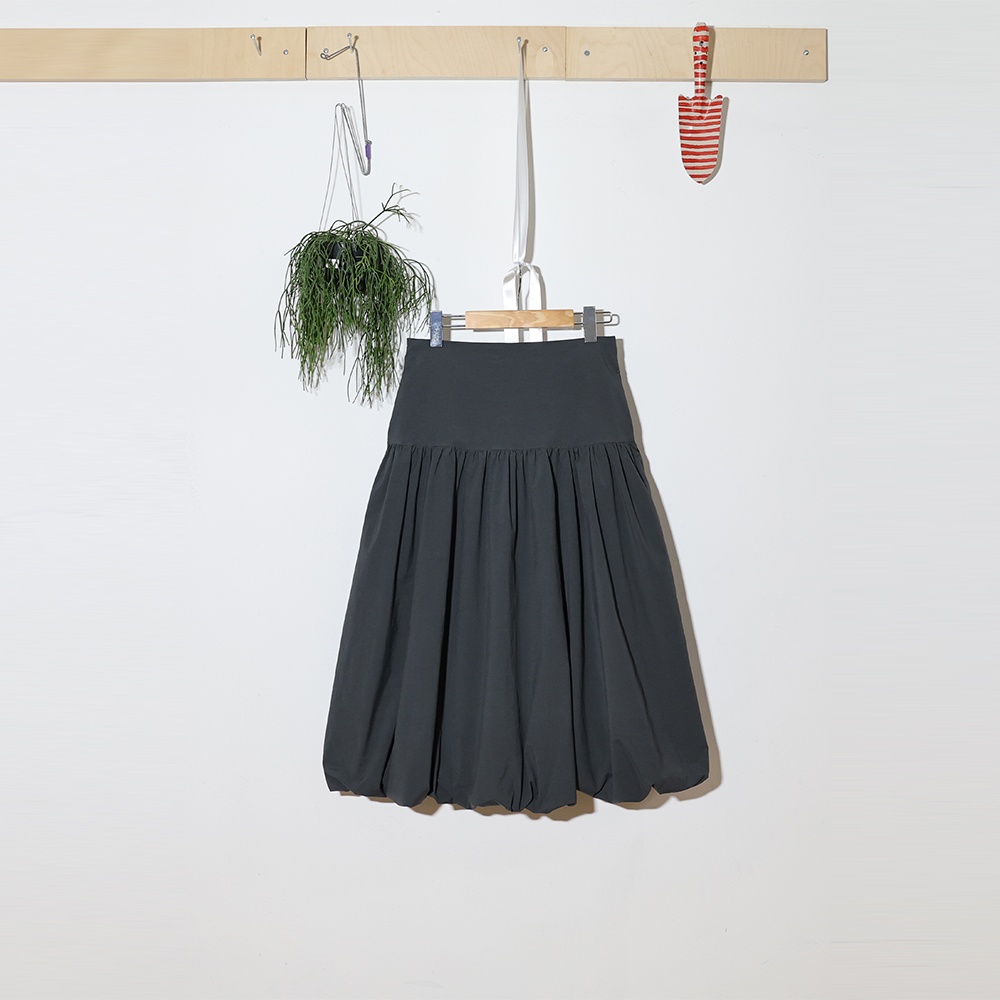 CARGO BALLOON SKIRT IN CHARCOAL GREY