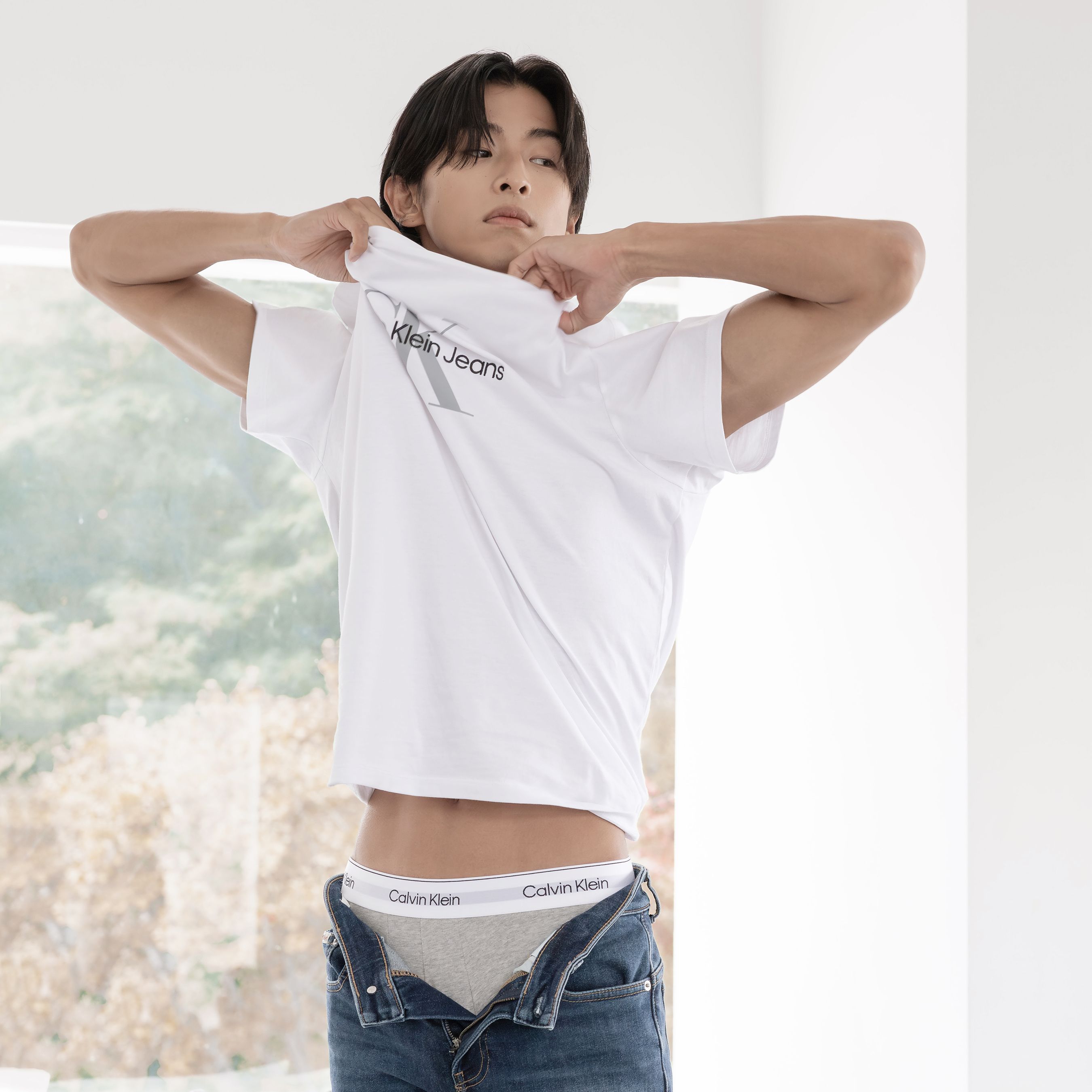 캘빈클라인 진 [CK] 남성 화이트 레귤러핏 히어로 모노그램 로고 반팔 티셔츠 40EM289 YAA - 위시버킷