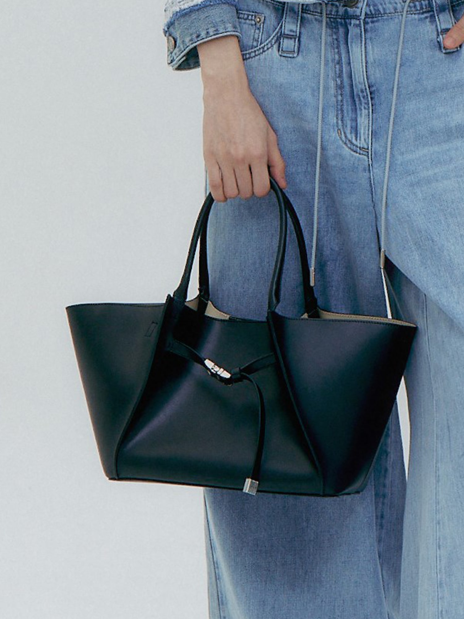 구호 Leather Buckle Detail Big Shopper - Black - 위시버킷